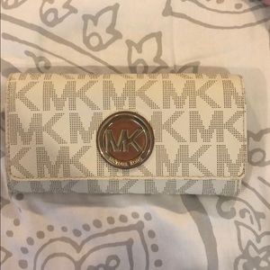 Michael Kors Fulton Carryall Wallet